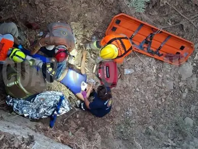Rescatan a hombre al caer a un barranco