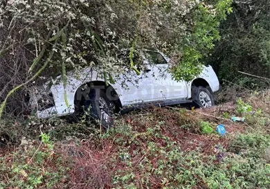 Camioneta se sale del camino por pavimento mojado