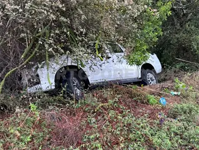 Camioneta se sale del camino por pavimento mojado