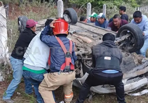 Queda prensado entre los restos de su automóvil