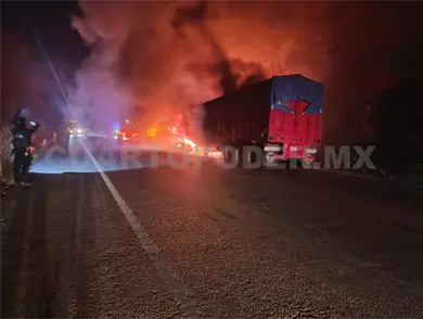 Fuego calcina vehículo en libramiento Poniente