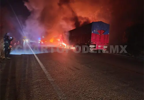 Fuego calcina vehículo en libramiento Poniente