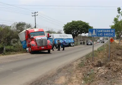 Casi vuelca por mal estado de vía federal