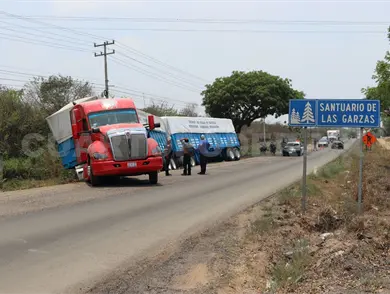 Casi vuelca por mal estado de vía federal