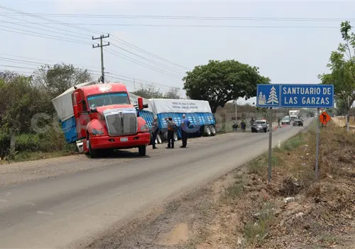 Casi vuelca por mal estado de vía federal