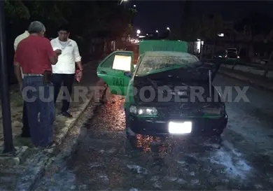 Se incendia taxi y solo deja daños materiales