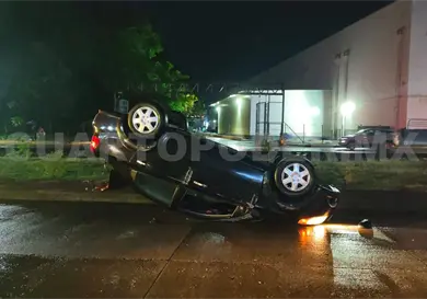 Queda con las llantas al aire luego de colisionar