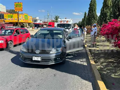 Se estrellan auto y moto; causaron tráfico pesado