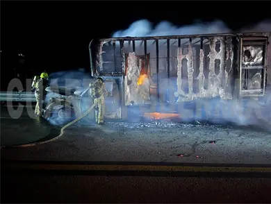 Voraces llamas consumen camión en vía de cuota