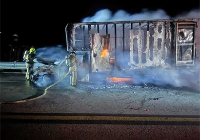 Voraces llamas consumen camión en vía de cuota