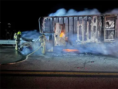 Voraces llamas consumen camión en vía de cuota