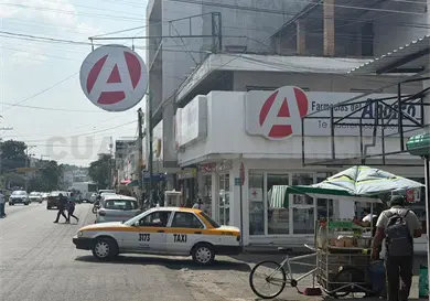 Asaltan armados farmacia y se llevan mercancía