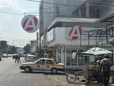 Asaltan armados farmacia y se llevan mercancía