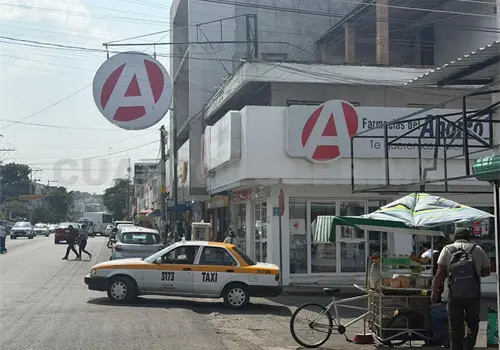 Asaltan armados farmacia y se llevan mercancía