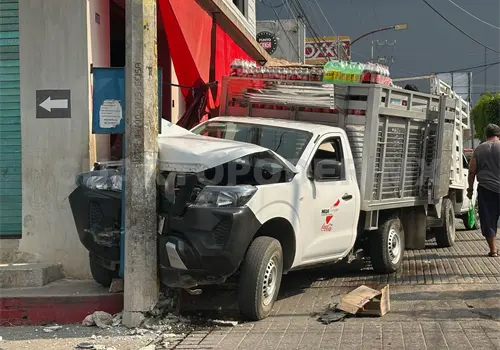 Se incrusta camioneta de reparto en poste de luz