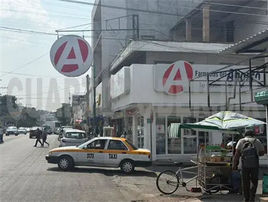 Asaltan farmacia y se llevan mercancía