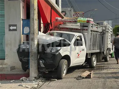 Se incrusta camioneta de reparto en poste de luz