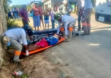 Motociclista resulta herido tras caída