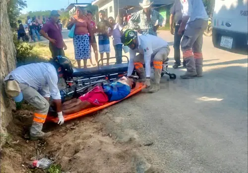 Motociclista resulta herido tras caída