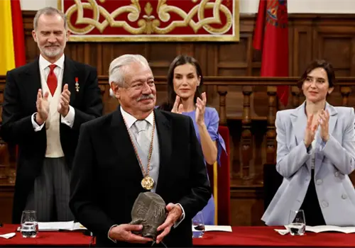 Entregan Premio Cervantes a Celorio