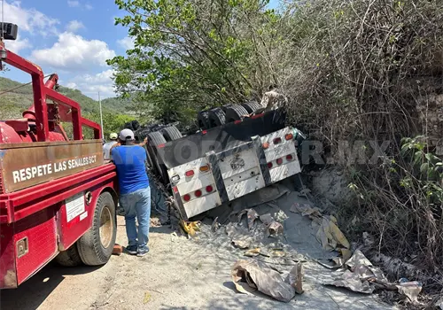 Tráiler cementero queda llantas arriba