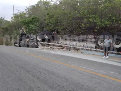 Tráiler cementero queda llantas arriba