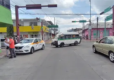 Semaforazo entre colectivo y taxi deja daños materiales