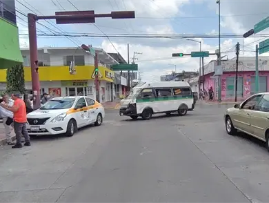 Semaforazo entre colectivo y taxi deja daños materiales