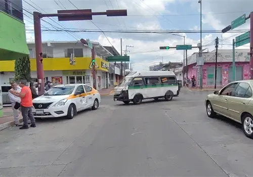 Semaforazo entre colectivo y taxi deja daños materiales
