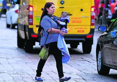 Proponen un año de licencia de maternidad