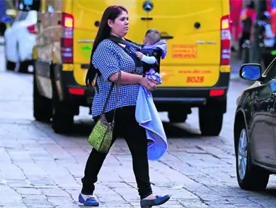 Proponen un año de licencia de maternidad 