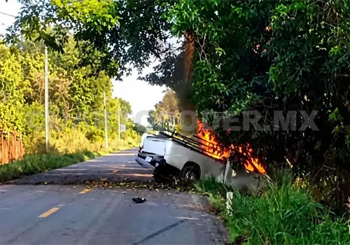 Fatal accidente; una camioneta se incendia