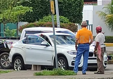 Automóvil impacta a una moto; un lesionado