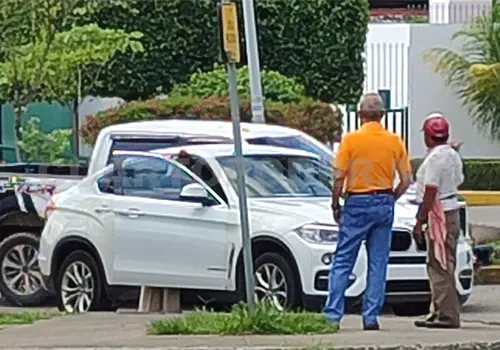 Automóvil impacta a una moto; un lesionado