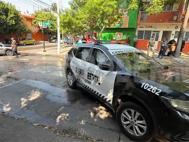 Patrulla colisiona en cruce de calles