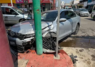 Destrozan sus autos al chocar aparatosamente