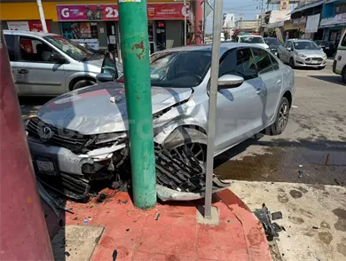 Destrozan sus autos al chocar aparatosamente