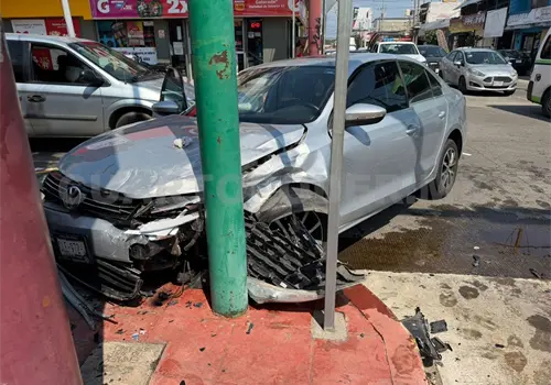 Destrozan sus autos al chocar aparatosamente
