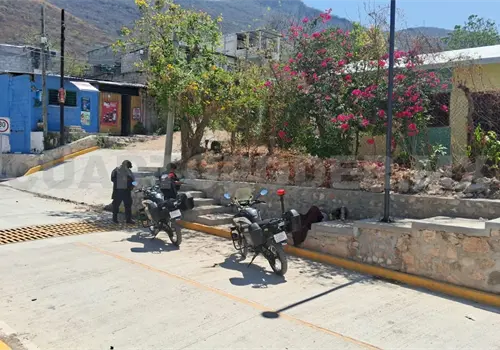Localizan a hombre repleto de moscas en la banqueta