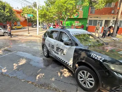 Patrulla colisiona en cruce de calles