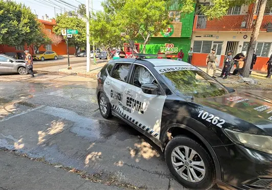 Patrulla colisiona en cruce de calles