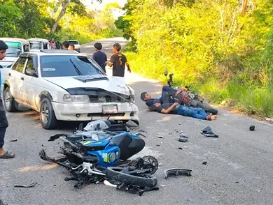 Encontronazo entre motocicletas y Tsuru