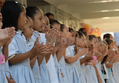 Niñas y niños pueden continuar estudiando gracias a las becas