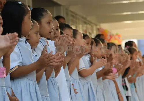 Niñas y niños pueden continuar estudiando gracias a las becas