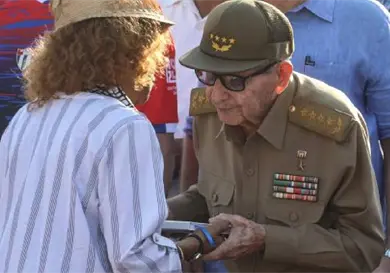 Raúl Castro reaparece en desfile por 1 de mayo en La Habana
