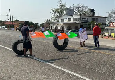 Familias de desaparecidos bloquean vía federal
