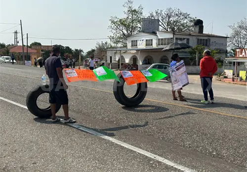 Familias de desaparecidos bloquean vía federal