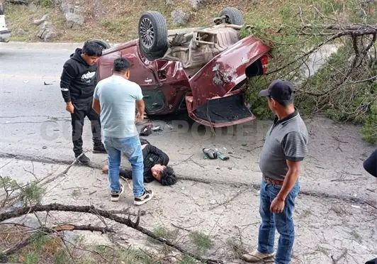 Volcadura deja a conductor grave