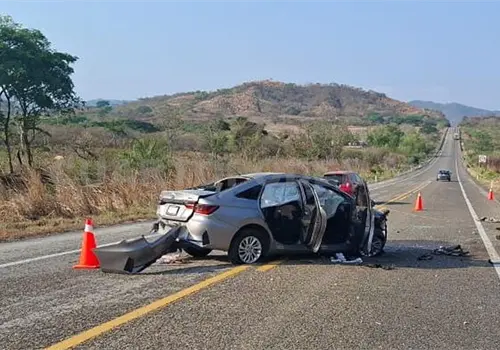 Termina sedán destrozado en el kilómetro 58