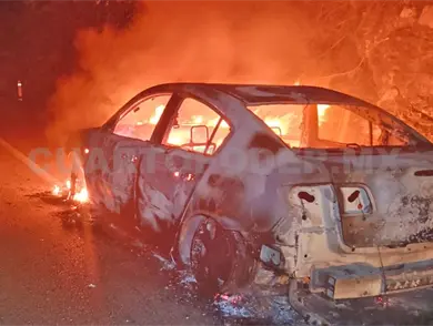 Arde en llamas vehículo en carretera de cuota